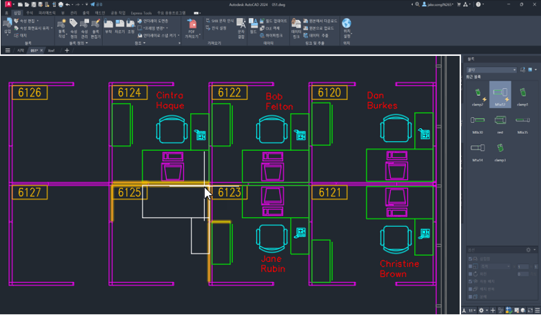 (스마트 블록 자동 배치)
AutoCAD 2024에서 캐드 AI가 사무실 평면 도면의 각 룸에 의자·책상 블록을 자동으로 방향에 맞춰 배치한 화면으로, 룸 번호와 담당자 이름이 속성 블록으로 함께 표시되어 있습니다. 우측 블록 팔레트에서 선택한 블록이 주변 형상에 맞춰 자동 정렬되는 캐드 AI의 스마트 배치 기능을 보여줍니다.